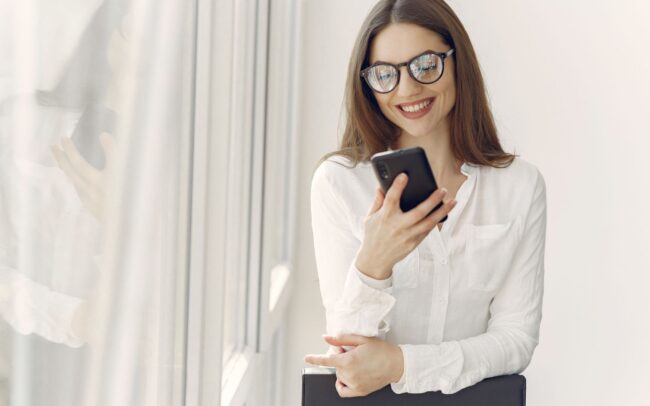 donna con smartphone donna con smartphone
