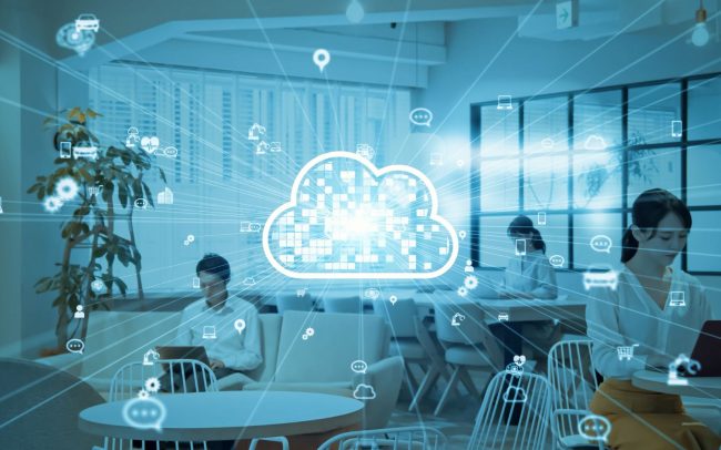 Ripensare il cloud- Web persone in ufficio che lavorano in cloud